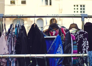 Kleidung auf Bügeln an einer Stage