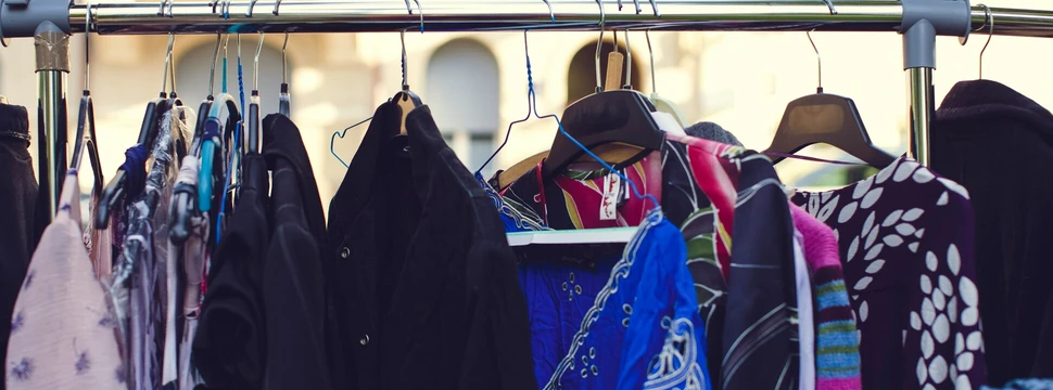 Kleidung auf Bügeln an einer Stage