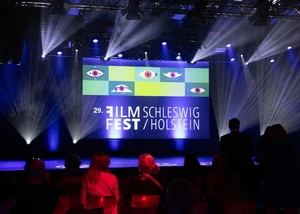 Das Plakat des letztjährigen Filmfestes auf der Bühne bei der Verleihung der Hauptpreise