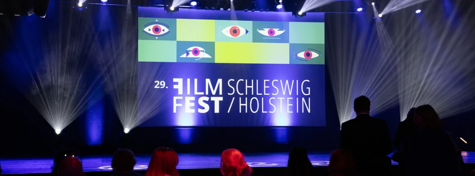 Das Plakat des letztjährigen Filmfestes auf der Bühne bei der Verleihung der Hauptpreise