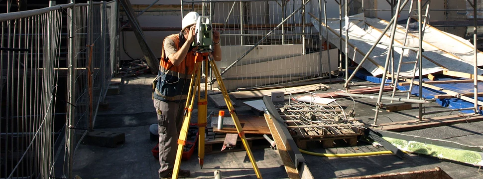 Vermessung auf einer Baustelle durch einen Mitarbeiter
