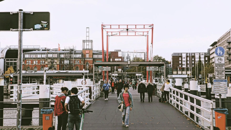 Einige Menschen laufen über ein Brücke