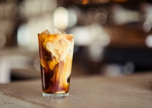 Eiskaffee ist das perfekte Erfrischungsgetränk für den Sommer Eiskaffee mit Milch im Glas