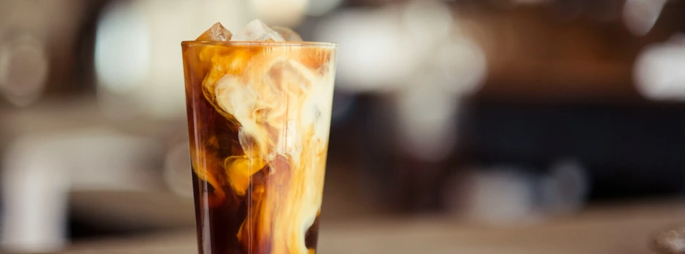 Eiskaffee mit Milch im Glas