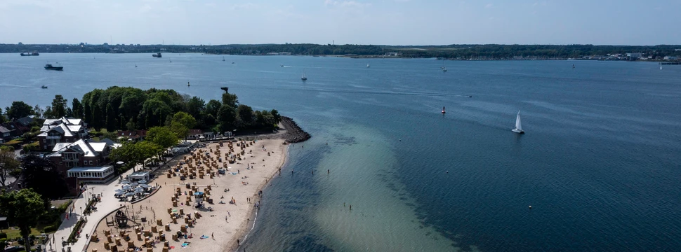 Das Ostseebad Heikendorf ist ein beliebter Ort für Besucherinnen und Besucher Ostseestrand im Sommer aus der Vogelperspektive