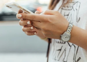 Frau hat ein Handy in der Hand