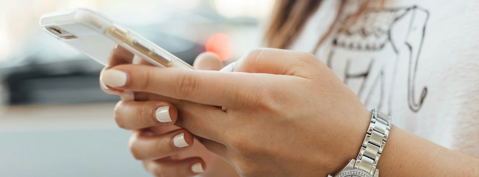 Frau hat ein Handy in der Hand