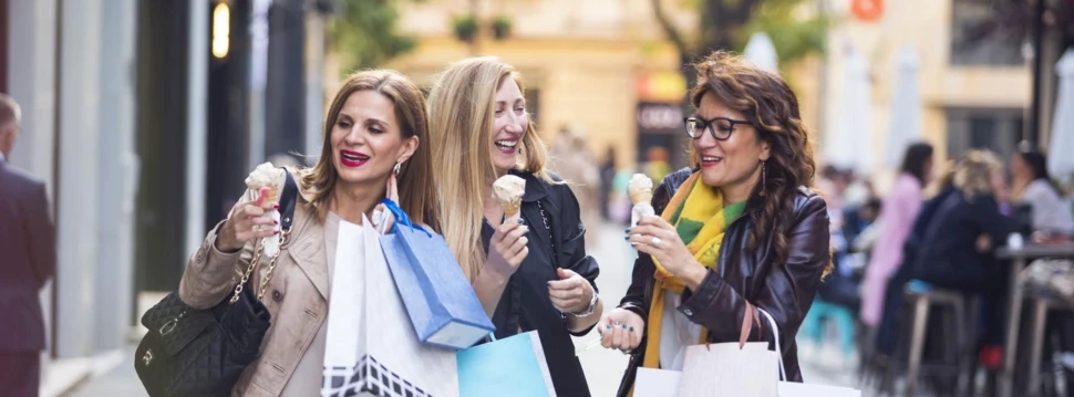 Frauen beim Shopping, © istock.com