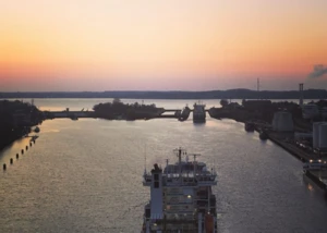Frachtschiff auf dem Nord-Ostsee-Kanal bei Sonnenuntergang. Frachtschiff auf dem Nord-Ostsee-Kanal bei Sonnenuntergang, umgeben von ruhiger Uferlandschaft.
