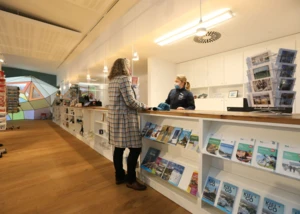 Mitarbeiter des Welcome Centers in der persönlichen Beratung, © Matthias Masch