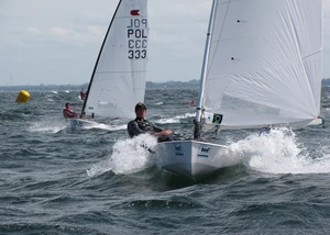 Zwei Segelboote im Wasser