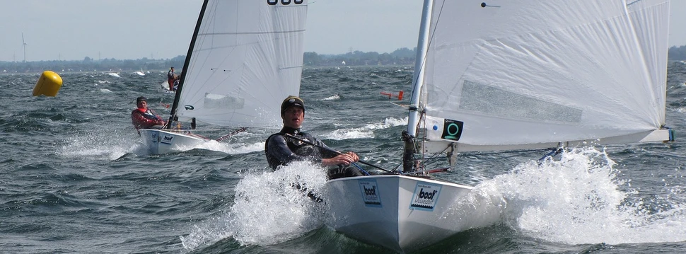 Zwei Segelboote im Wasser