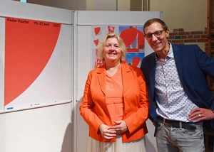 Kieler-Woche-Chef Philipp Dornberger und Stadtpräsidentin Bettina Aust mit dem Siegermotiv von Rejane Dal Bello.