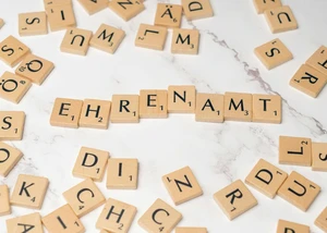 Ein Foto mit dem Schriftzug "Ehrenamt" aus Holzbuchstaben