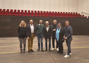 Mehrere Menschen auf der Bühne des Konzerthauses am Schloss, die sich über die kommende Orgel freuen