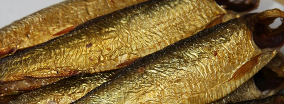 Geräucherte Fische mit goldener Kruste auf einem Teller