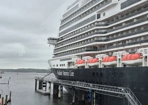 Kreuzfahrtschiff in Kiel