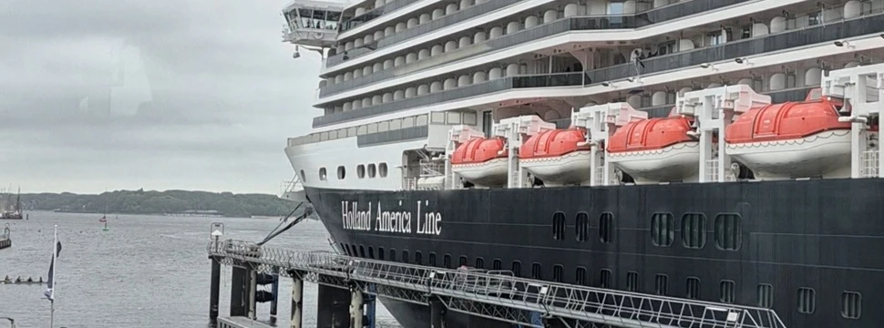 Kreuzfahrtschiff in Kiel
