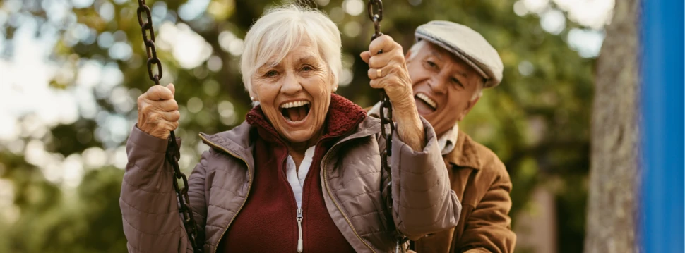 Senioren beim Schaukeln, © iStock / jacoblund
