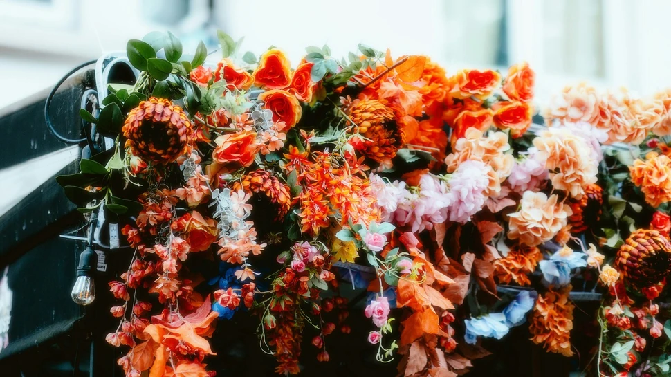 Ein Blumenstrauß an einem Geländer gebunden