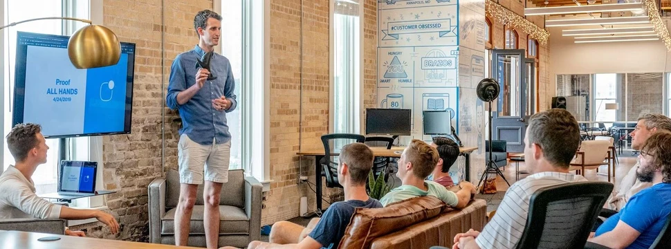 Anwalt prüft am Schreibtisch eine negative Online-Bewertung auf dem Bildschirm