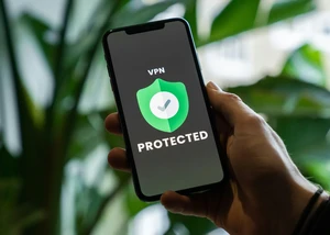 Mit VPN-App sicher shoppen In der Hand Smartphone, das eine VPN-App zeigt