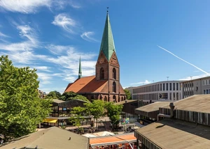 Eine Kirche in der Kieler Innenstadt mit dem blauen Himmel und einigen Wolken im Hintergrund