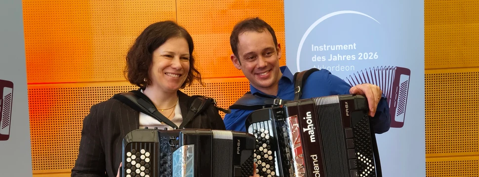 Zwei Menschen auf einer Bühne mit jeweils einem Akkordeon in der Hand