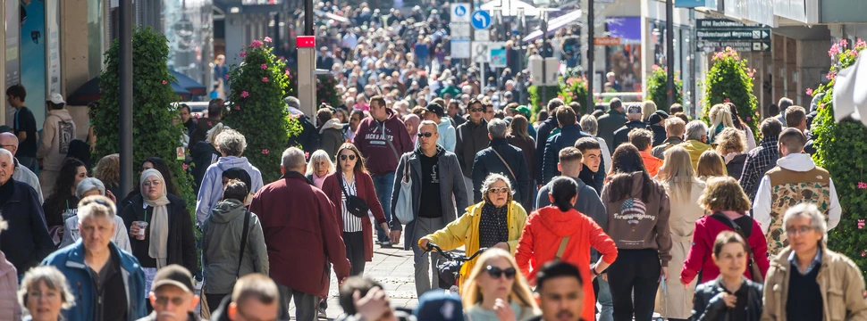 Viele Menschen in der Kieler Innenstadt als Symbol für die guten Übernachtungszahlen