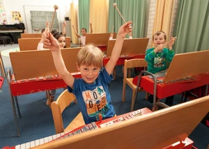 Kinder musizieren zusammen