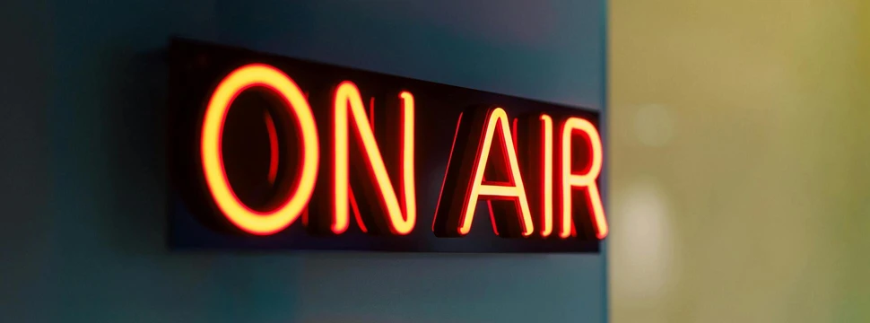 Ein Schild auf dem "On Air" steht