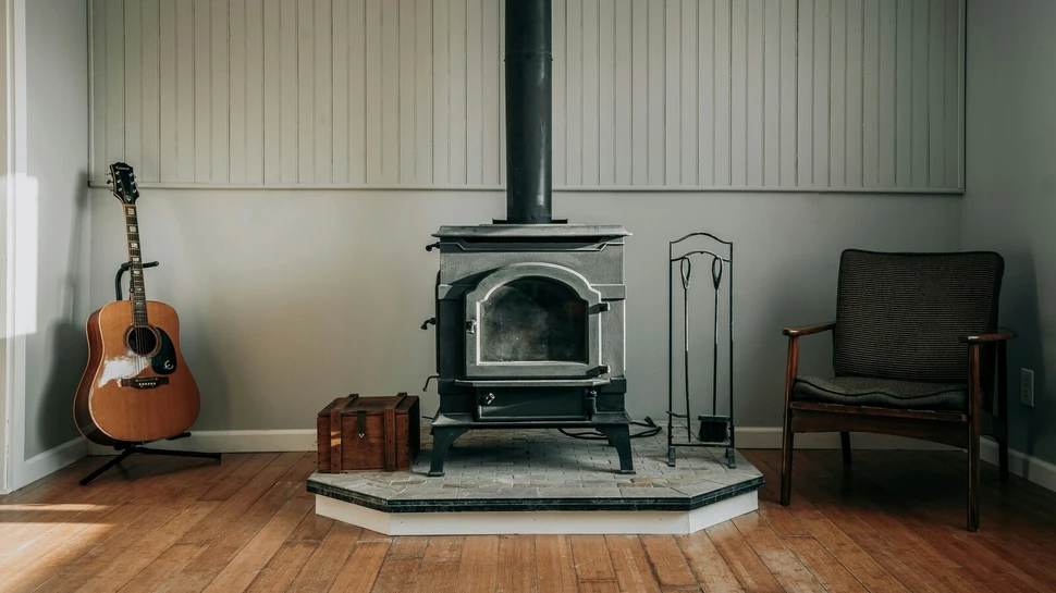 Holzofen in einem gemütlichen Wohnzimmer