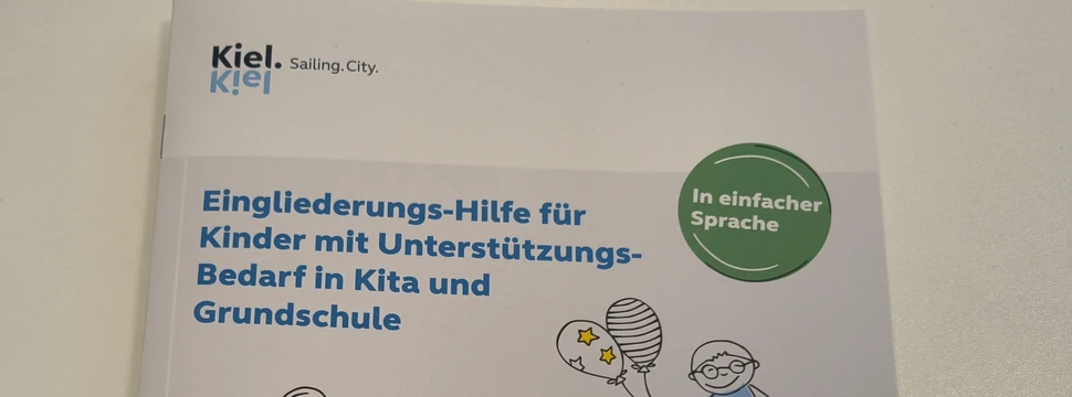 Ein Infomagazin, auf dessen Front "Eingliederungs-Hilfe für Kinder mit Unterstützungs-Bedarf in Kita und Grundschule" steht