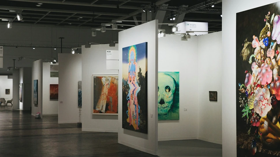 Ausstellungsraum mit Kunstwerken