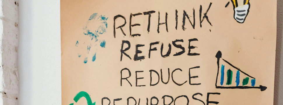 Ein Schild, auf dem "Rethink, Refuse, Reduce sowie Repurpose" steht