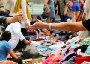Handeln auf einem Flohmarkt Gegenstände werden auf einem Flohmarkt verkauft