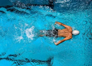 Ein Mann im Wasser beim Schwimmen in einem Schwimmbecken