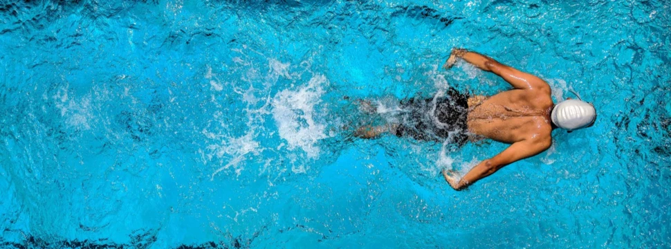 Ein Mann im Wasser beim Schwimmen in einem Schwimmbecken