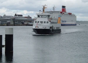 Eine Fähre auf der Kieler Förde mit der Stena Line im Hintergrund