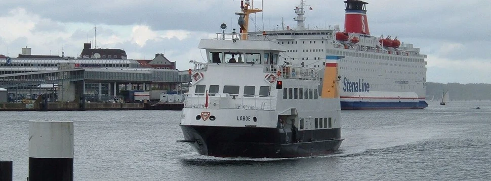 Eine Fähre auf der Kieler Förde mit der Stena Line im Hintergrund