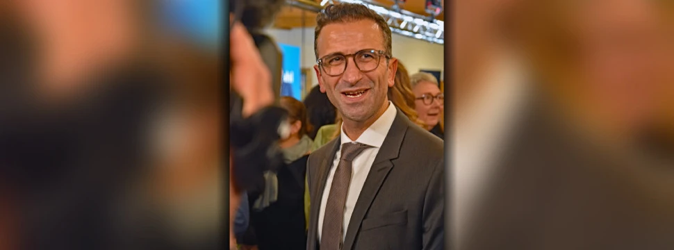 Der künftige Kieler Oberbürgermeister Dr. Samet Yilmaz nach der Bekanntgabe des Wahlergebnisses im Kieler Rathaus