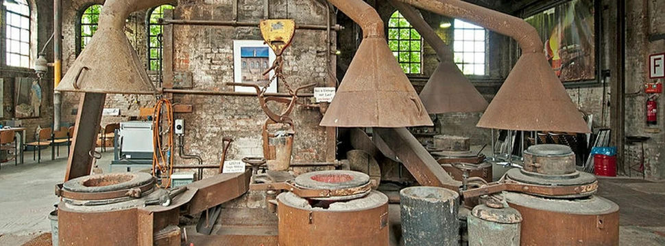 Innenansicht der Metallgießerei in Dietrichdorf mit Hochöfen und Vorrichtungen zum Bearbeiten des Metalls