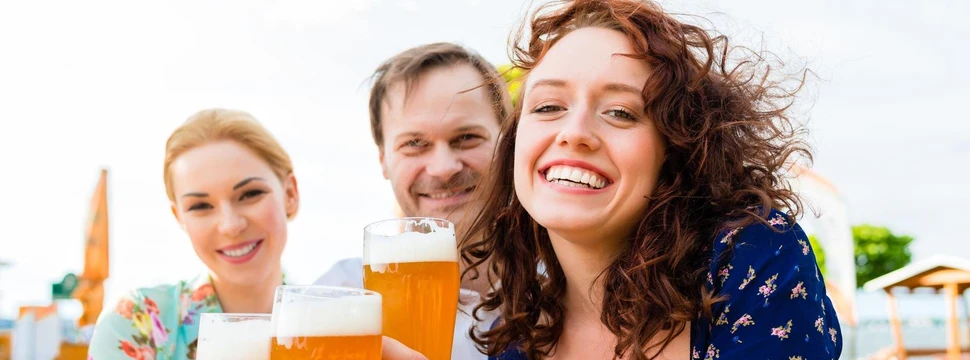 Drei Erwachsene mit Bier