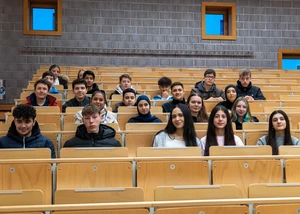 Schüler und Schülerinnen in einem Vorlesungssaal