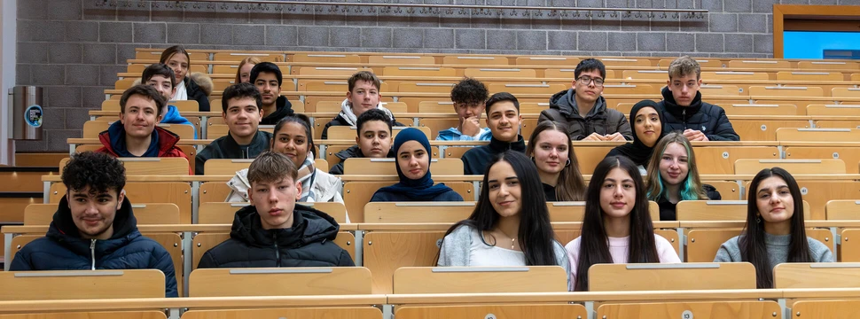 Schüler und Schülerinnen in einem Vorlesungssaal