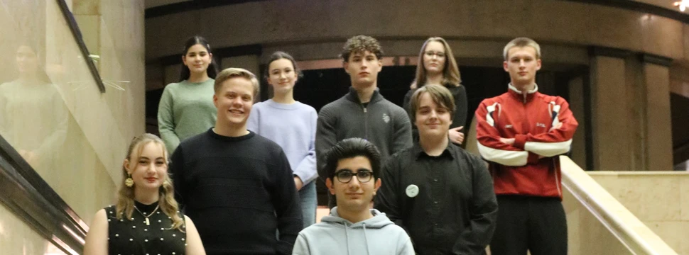 Mehrere Jugendliche, die sich für die Stadt Kiel engagieren, auf der Treppe des Kieler Rathauses