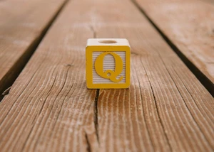 Gelber Würfel mit einem Q