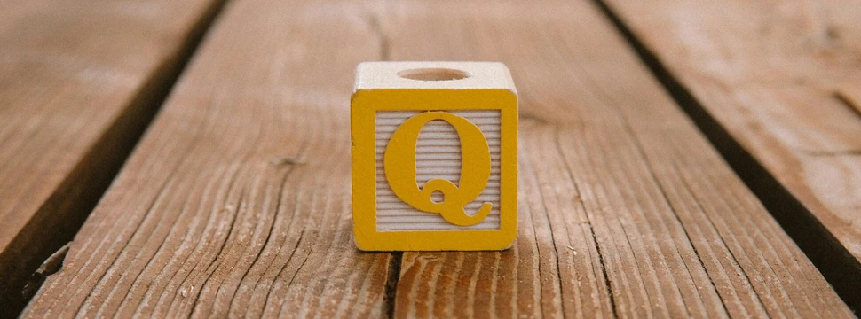 Gelber Würfel mit einem Q