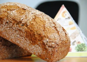 Frisches Vollkornbrot mit Körnern und krosser Kruste. Nahaufnahme eines frischen Vollkornbrots mit Körnern und knuspriger Kruste.