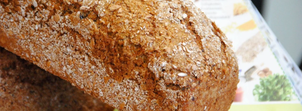 Frisches Vollkornbrot mit Körnern und krosser Kruste. Nahaufnahme eines frischen Vollkornbrots mit Körnern und knuspriger Kruste.